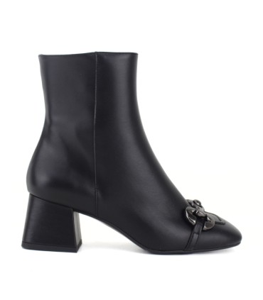 BOTÍN DE PIEL NEGRO CON ADORNO | TACÓN 6 CM |  OLEA