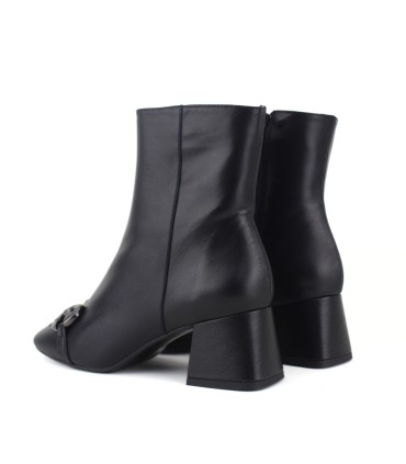 BOTÍN DE PIEL NEGRO CON ADORNO | TACÓN 6 CM |  OLEA