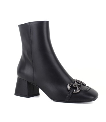 BOTÍN DE PIEL NEGRO CON ADORNO | TACÓN 6 CM |  OLEA