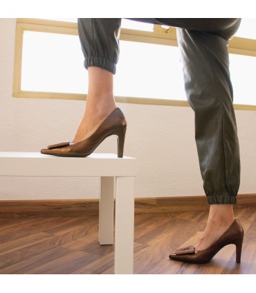 SALONES BRONCE DORADO CON JOYA | TACÓN 7.5  CM | PAULINA